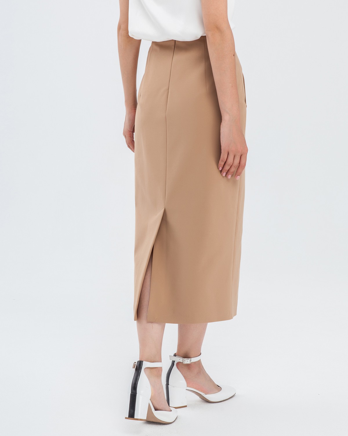 Юбка-карандаш с запАхом длины миди, дополнена карманами-листочками и пуговицей на поясе. Застегивается на потайную молнию на спинку. Сочетайте с объемным верхом: рубашкой бойфренда,блузами с запАхом,футболками, трикотажем и топами в бельевом стиле.

На модели размер XS