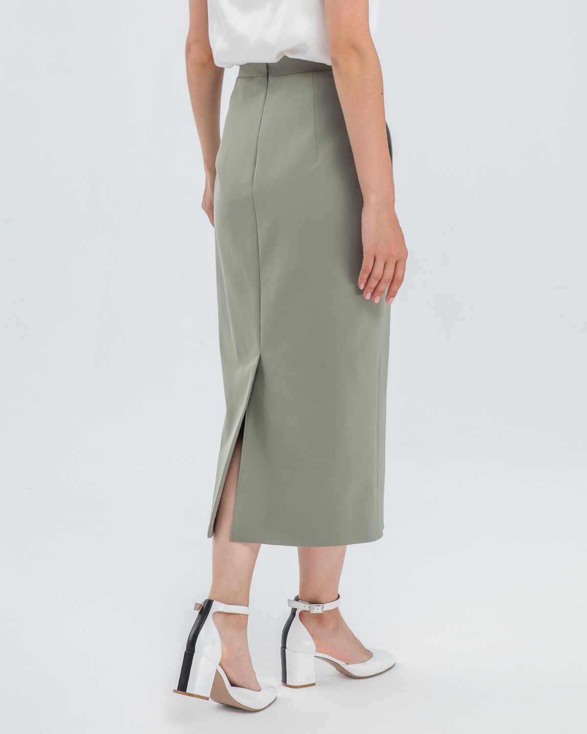 Юбка-карандаш с запАхом длины миди, дополнена карманами-листочками и пуговицей на поясе. Застегивается на потайную молнию на спинку. Сочетайте с объемным верхом: рубашкой бойфренда,блузами с запАхом,футболками, трикотажем и топами в бельевом стиле.

На модели размер XS