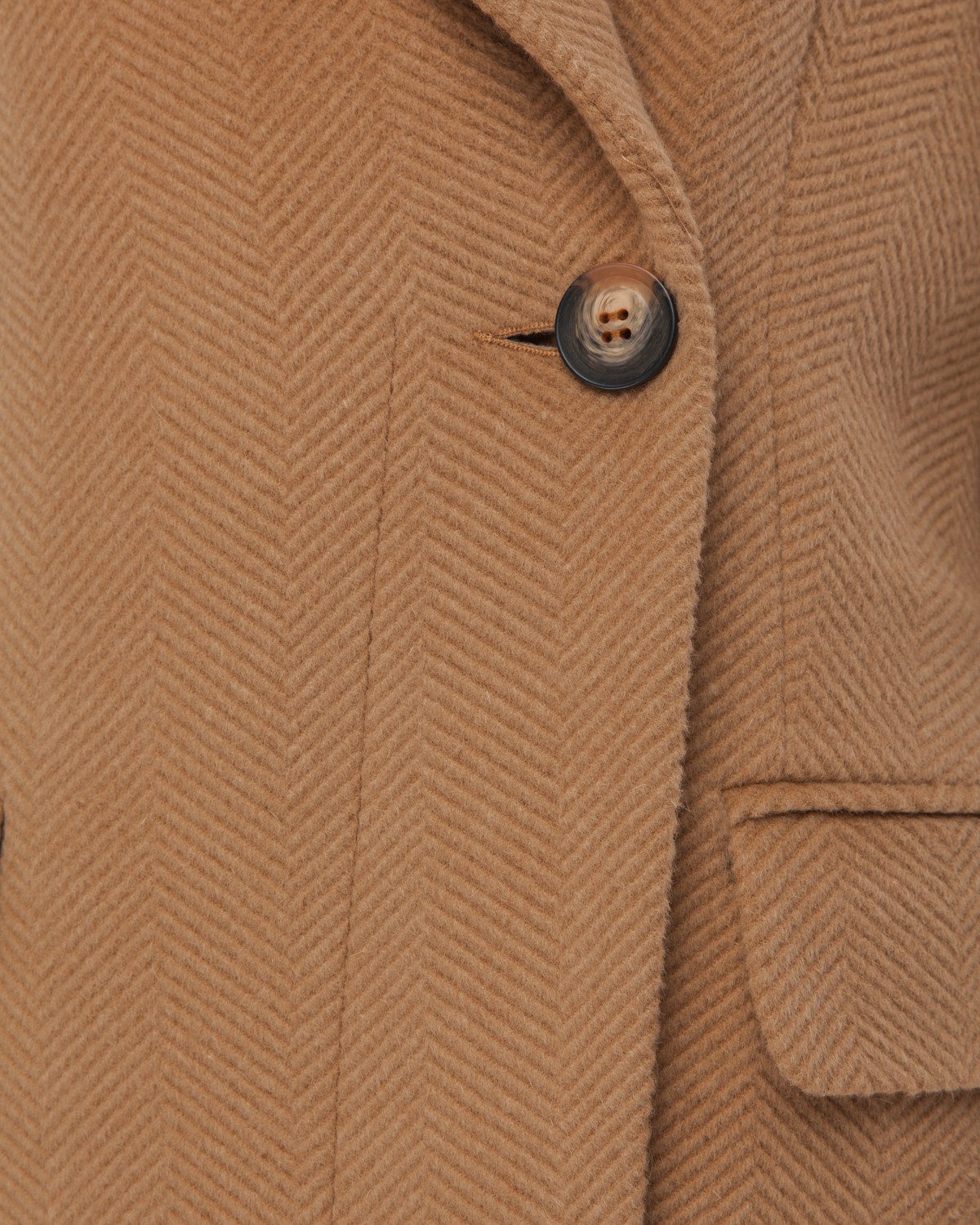 Пальто Naomi с асимметрией, цвет: кэмел Allweneed Пальто из шерсти с кашемиром прямого кроя с классической линией плеча. Однобортное, с асимметричным бортом, застегивается на одну пуговицу снаружи изделия и несколько скрытых пуговиц с внутренней стороны изделия. Идеальный вариант для любителей строгих и сдержанных силуэтов.
На модели размер XS