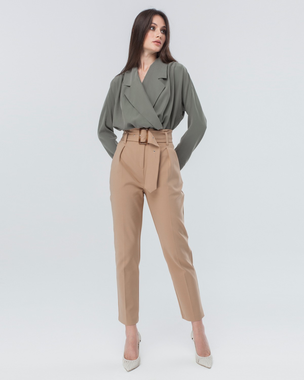 Объемная блуза с английским воротником и драпировкой на плечах из шелковистой вискозы. Сочетайте блузу с вещами с высокой посадкой для создания стильных деловых и вечерних образов.

На модели размер XS