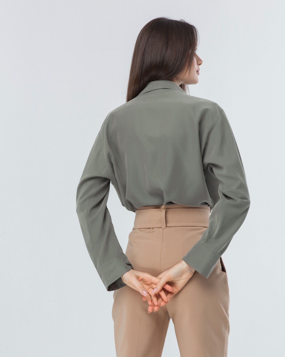 Объемная блуза с английским воротником и драпировкой на плечах из шелковистой вискозы. Сочетайте блузу с вещами с высокой посадкой для создания стильных деловых и вечерних образов.

На модели размер XS