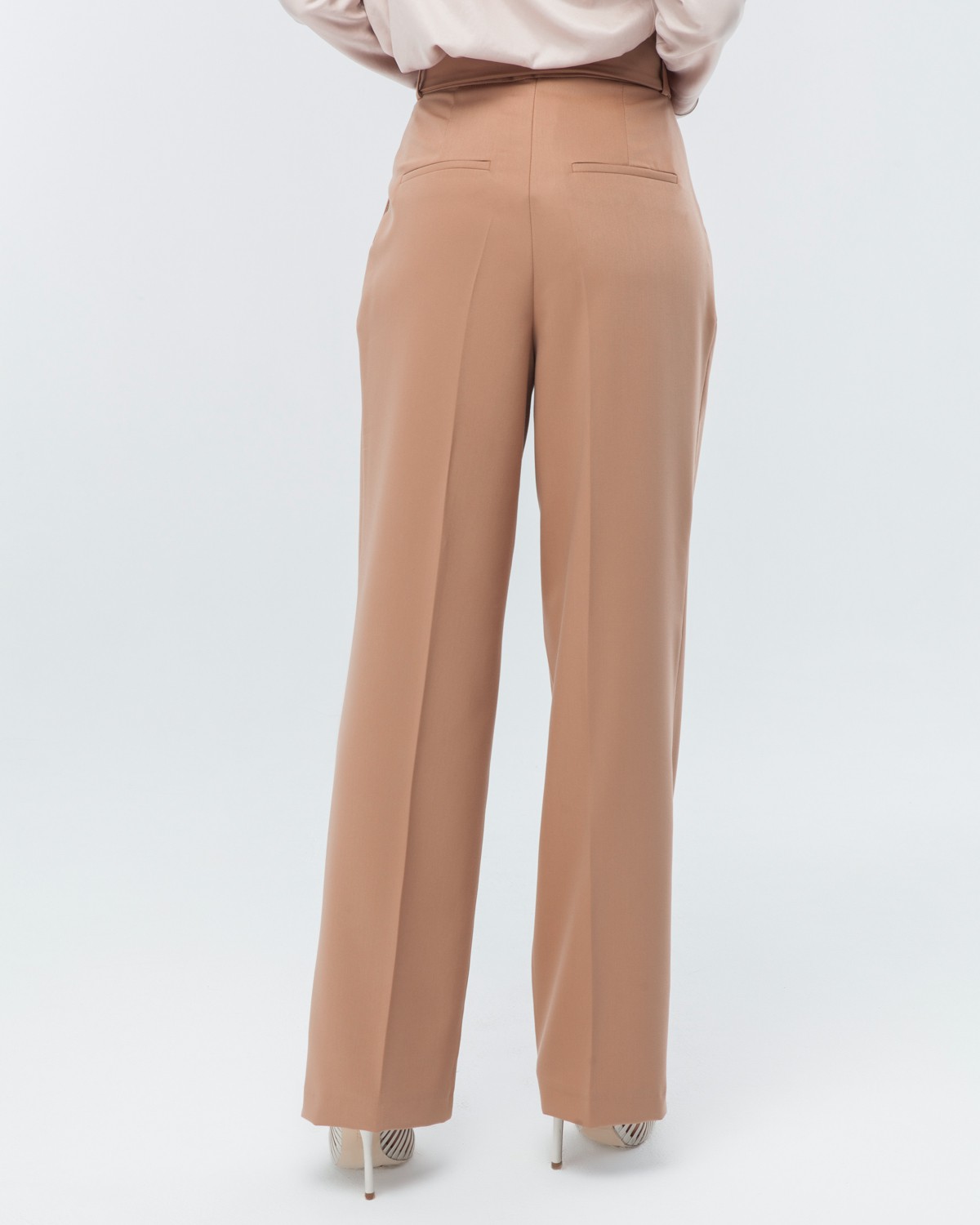 Брюки широкие прямые, цвет: кэмел Allweneed Широкие прямые брюки из плотной вискозы с посадкой на талии. Дополнены длинным поясом в тон изделия с обтяжной пряжкой. Свободный крой и структурированный силуэт позволяет создавать не только деловые, но и расслабленные повседневные образы. Брюки универсальной длины, поэтому легко сочетаются как с плоским ходом, так и с обувью на каблуках.
На модели размер XS