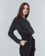 Объемная блуза с английским воротником и драпировкой на плечах из шелковистой вискозы. Сочетайте блузу с вещами с высокой посадкой для создания стильных деловых и вечерних образов.

На модели размер XS