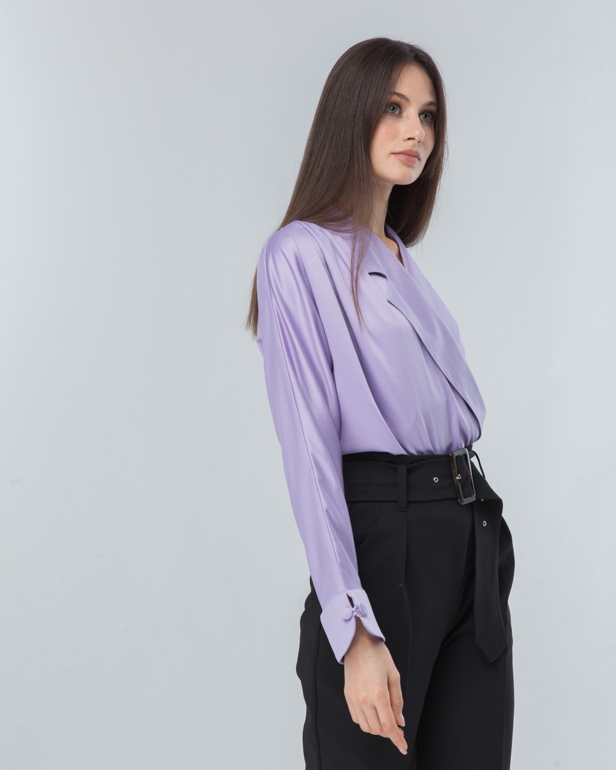 Блуза на запах, цвет: лаванда Allweneed Объемная блуза с английским воротником и драпировкой на плечах из шелковистой вискозы. Сочетайте блузу с вещами с высокой посадкой для создания стильных деловых и вечерних образов.
На модели размер XS