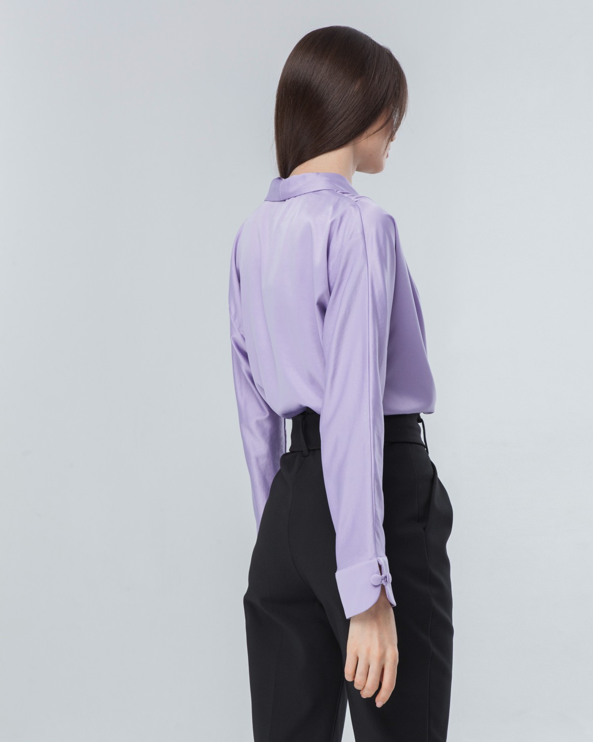 Блуза на запах, цвет: лаванда Allweneed Объемная блуза с английским воротником и драпировкой на плечах из шелковистой вискозы. Сочетайте блузу с вещами с высокой посадкой для создания стильных деловых и вечерних образов.
На модели размер XS