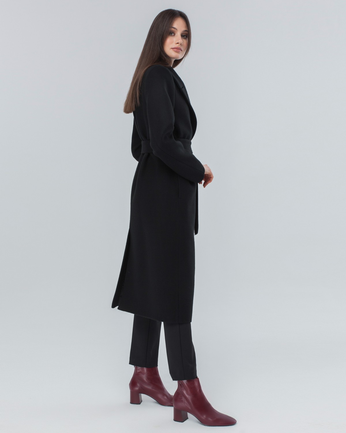 Пальто из плотной шерсти на подкладе. Модель прямого силуэта с английским воротником, классической линией плеча. Дополнено двумя вместительными втачными карманами и поясом из основного материала.
Женственный силуэт пальто и пояс, подчеркивающий талию, делает эту модель идеальным вариантом для любителей классики.

На модели размер XS