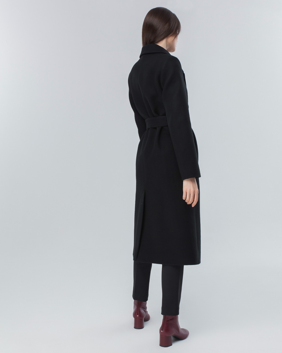 Пальто из плотной шерсти на подкладе. Модель прямого силуэта с английским воротником, классической линией плеча. Дополнено двумя вместительными втачными карманами и поясом из основного материала.
Женственный силуэт пальто и пояс, подчеркивающий талию, делает эту модель идеальным вариантом для любителей классики.

На модели размер XS