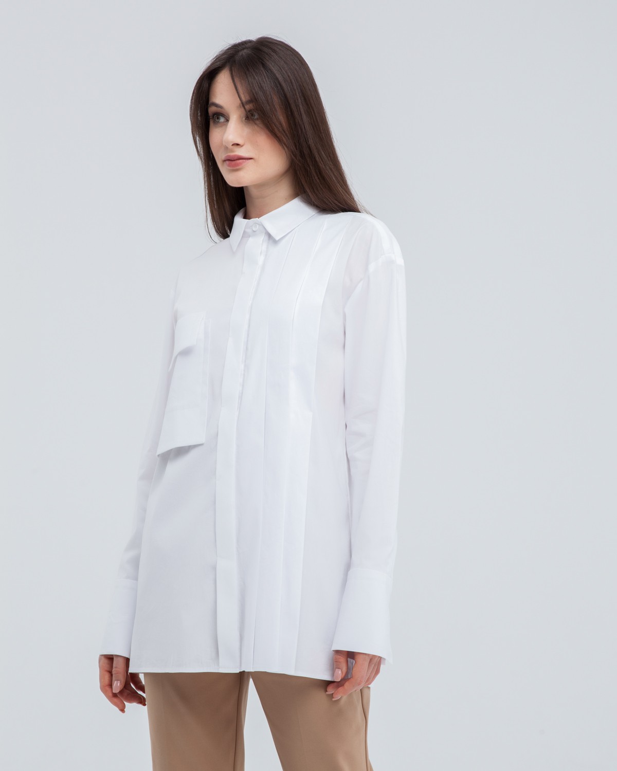 Акцентная удлиненная рубашка с объемным накладным карманом и плиссировкой по левому боку. Дополнена поясом на пуговицах в тон изделия. Модель позволяет носить ее как с поясом, так и без. Идеальный вариант для создания уникального делового или повседневного образа.

На модели размер XS