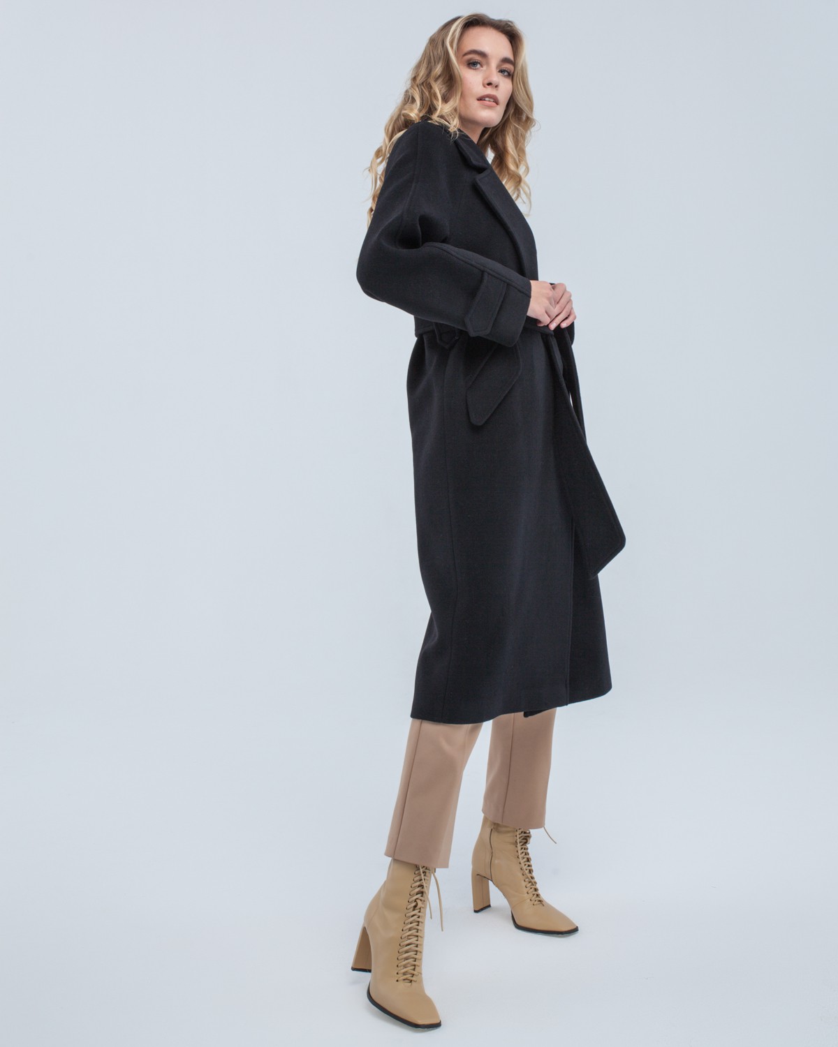 Пальто-халат Flora с рукавом реглан, цвет: Черный Allweneed Пальто-халат длины миди с клапанами на карманах, рукавом реглан. Дополнено декоративными отстрочками и воротником-стойка с фигурным вырезом. Данная модель красиво подчеркивает женственные формы за счет пояса.
На модели размер XS