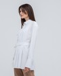 Акцентная удлиненная рубашка с объемным накладным карманом и плиссировкой по левому боку. Дополнена поясом на пуговицах в тон изделия. Модель позволяет носить ее как с поясом, так и без. Идеальный вариант для создания уникального делового или повседневного образа.

На модели размер XS