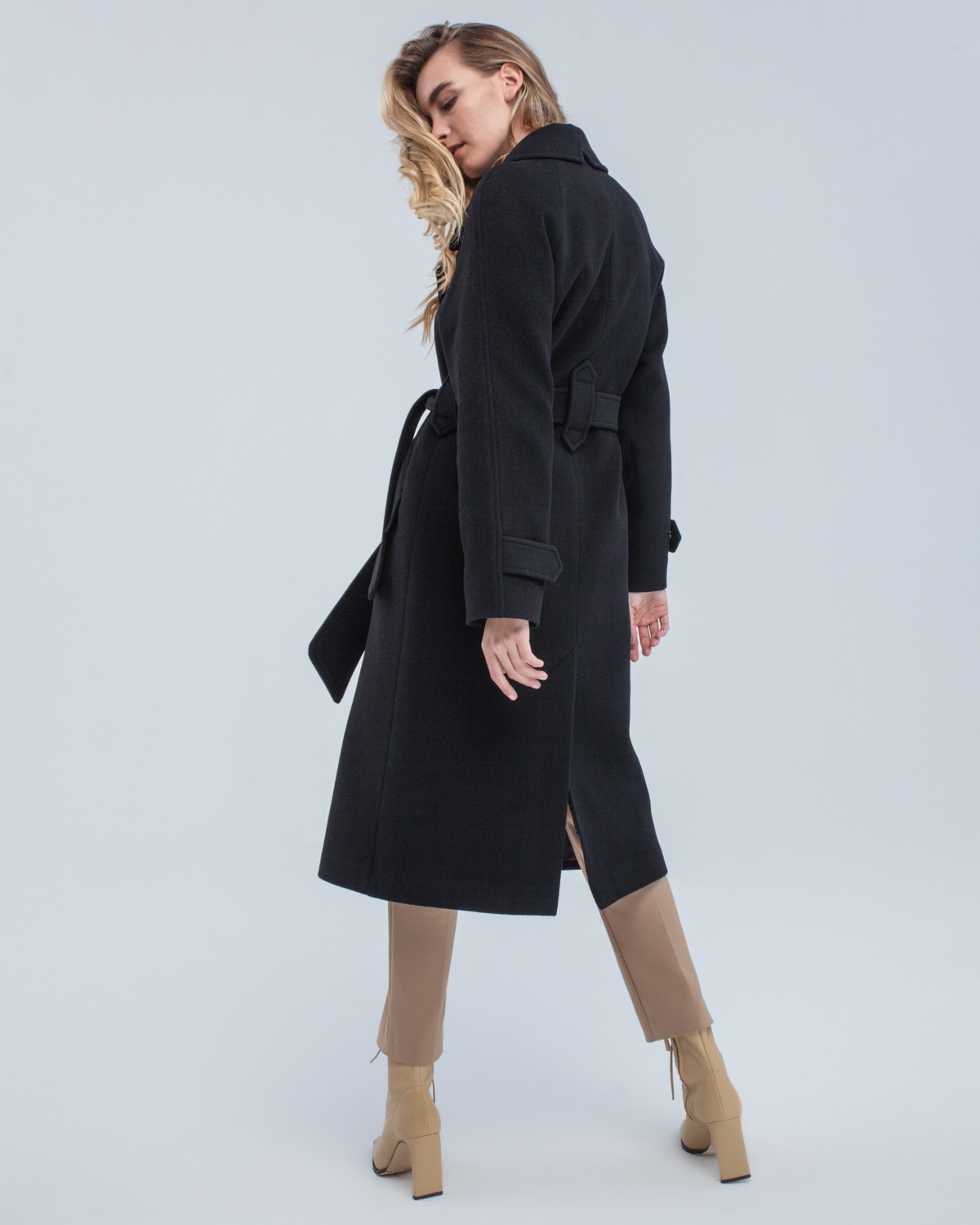 Пальто-халат Flora с рукавом реглан, цвет: Черный Allweneed Пальто-халат длины миди с клапанами на карманах, рукавом реглан. Дополнено декоративными отстрочками и воротником-стойка с фигурным вырезом. Данная модель красиво подчеркивает женственные формы за счет пояса.
На модели размер XS