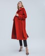 Пальто-халат Flora с рукавом реглан, цвет: терракотовый Allweneed Пальто-халат длины миди с клапанами на карманах, рукавом реглан. Дополнено декоративными отстрочками и воротником-стойка с фигурным вырезом. Данная модель красиво подчеркивает женственные формы за счет пояса.
На модели размер XS