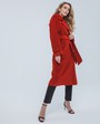Пальто-халат Flora с рукавом реглан, цвет: терракотовый Allweneed Пальто-халат длины миди с клапанами на карманах, рукавом реглан. Дополнено декоративными отстрочками и воротником-стойка с фигурным вырезом. Данная модель красиво подчеркивает женственные формы за счет пояса.
На модели размер XS