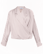 Объемная блуза с английским воротником и драпировкой на плечах из шелковистой вискозы. Сочетайте блузу с вещами с высокой посадкой для создания стильных деловых и вечерних образов.

На модели размер XS