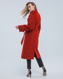 Пальто-халат Flora с рукавом реглан, цвет: терракотовый Allweneed Пальто-халат длины миди с клапанами на карманах, рукавом реглан. Дополнено декоративными отстрочками и воротником-стойка с фигурным вырезом. Данная модель красиво подчеркивает женственные формы за счет пояса.
На модели размер XS