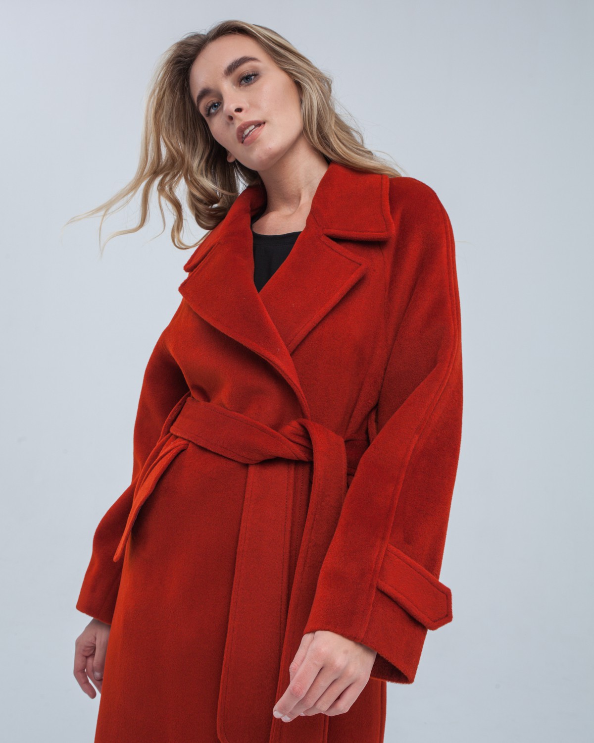 Пальто-халат Flora с рукавом реглан, цвет: терракотовый Allweneed Пальто-халат длины миди с клапанами на карманах, рукавом реглан. Дополнено декоративными отстрочками и воротником-стойка с фигурным вырезом. Данная модель красиво подчеркивает женственные формы за счет пояса.
На модели размер XS