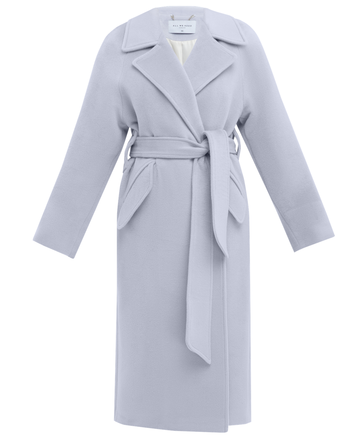 Пальто-халат длины миди с клапанами на карманах, рукавом реглан. Дополнено декоративными отстрочками и воротником-стойка с фигурным вырезом. Данная модель красиво подчеркивает женственные формы за счет пояса.

На модели размер XS