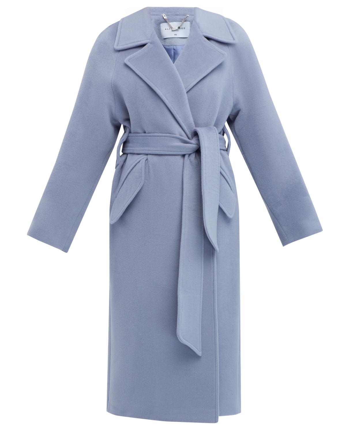 Пальто-халат длины миди с клапанами на карманах, рукавом реглан. Дополнено декоративными отстрочками и воротником-стойка с фигурным вырезом. Данная модель красиво подчеркивает женственные формы за счет пояса.

На модели размер XS