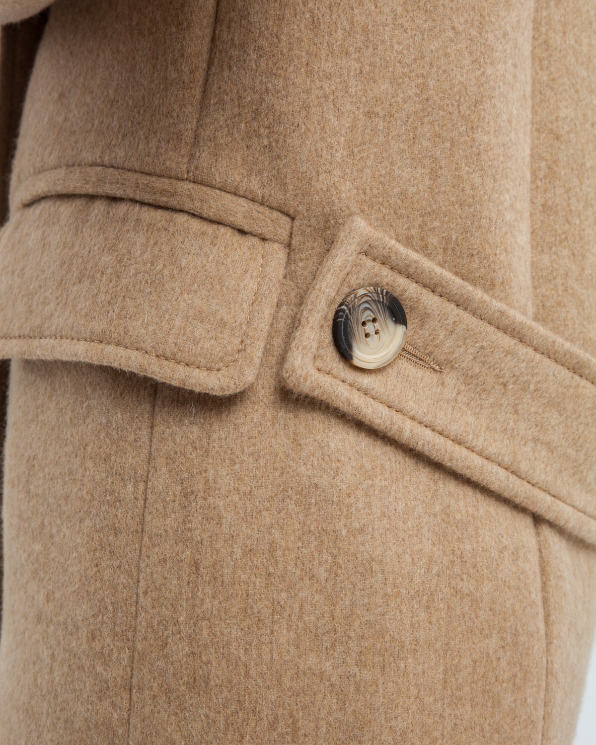 Двубортное пальто прямого кроя длины миди из мягкой шерсти на подкладе с двумя шлицами. Дополнено хлястиком на спинке. Главное преимущество этой модели - структурированный силуэт.

На модели размер XS