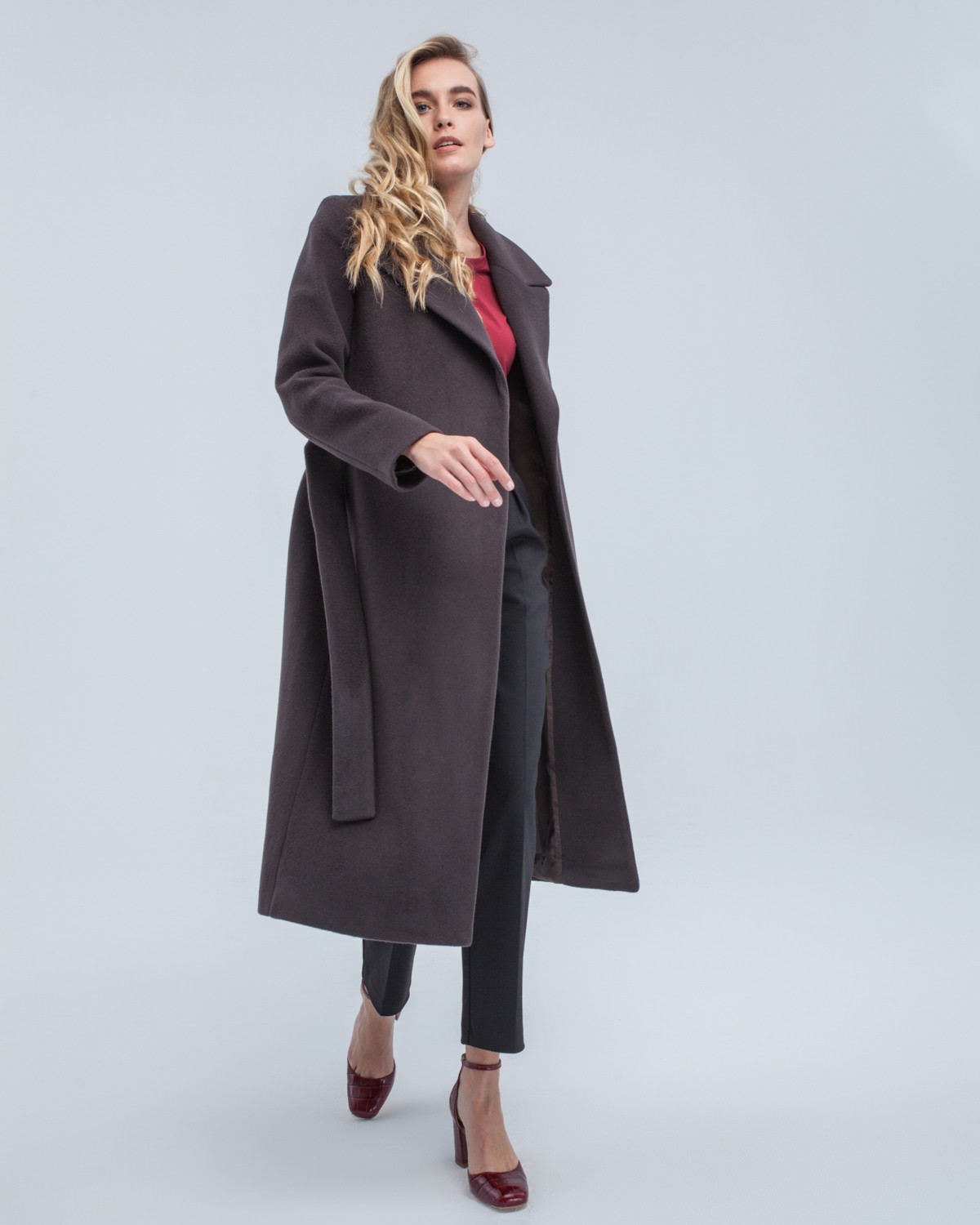 Пальто из плотной шерсти на подкладе. Модель прямого силуэта с английским воротником, классической линией плеча. Дополнено двумя вместительными втачными карманами и поясом из основного материала.
Женственный силуэт пальто и пояс, подчеркивающий талию, делает эту модель идеальным вариантом для любителей классики.

На модели размер XS