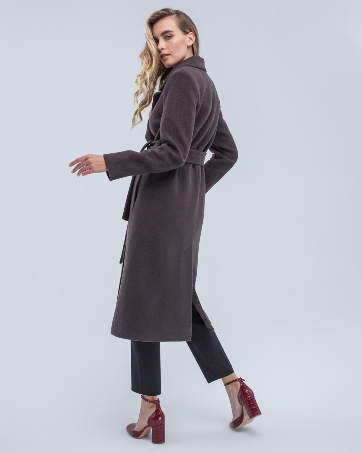 Пальто из плотной шерсти на подкладе. Модель прямого силуэта с английским воротником, классической линией плеча. Дополнено двумя вместительными втачными карманами и поясом из основного материала.
Женственный силуэт пальто и пояс, подчеркивающий талию, делает эту модель идеальным вариантом для любителей классики.

На модели размер XS