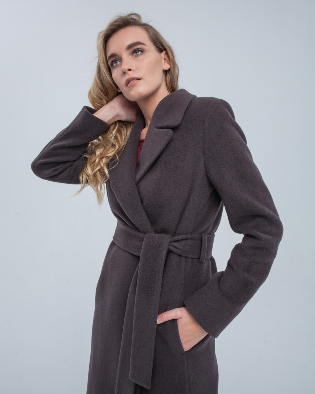 Пальто из плотной шерсти на подкладе. Модель прямого силуэта с английским воротником, классической линией плеча. Дополнено двумя вместительными втачными карманами и поясом из основного материала.
Женственный силуэт пальто и пояс, подчеркивающий талию, делает эту модель идеальным вариантом для любителей классики.

На модели размер XS
