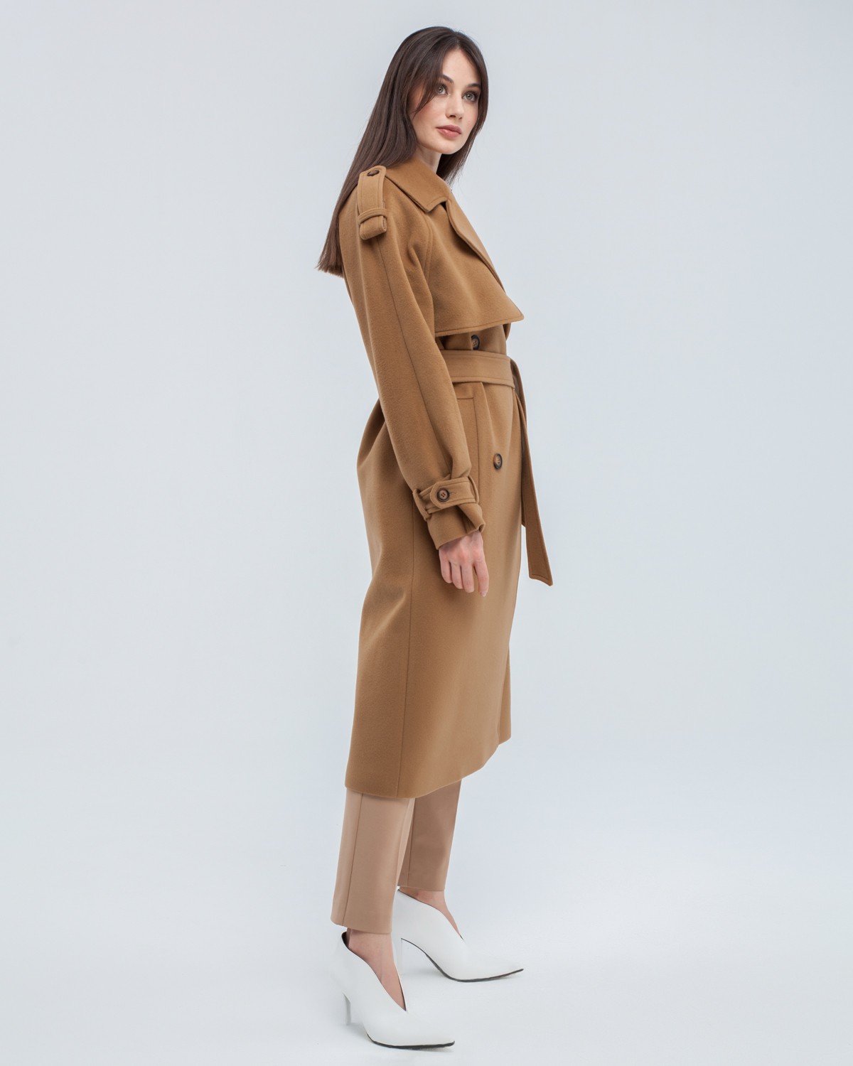 Двубортное пальто-тренч свободного кроя с застежкой на пуговицы. Дополнено поясом, пряжкой на манжетах и погонами в тон изделия. Модный силуэт oversize позволяет создавать дерзкие образы в стиле 80-х гг.

На модели размер XS