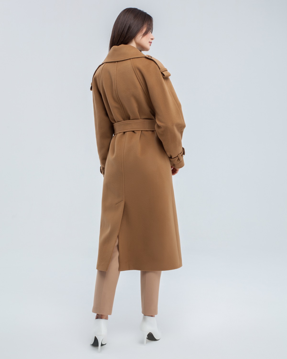 Двубортное пальто-тренч свободного кроя с застежкой на пуговицы. Дополнено поясом, пряжкой на манжетах и погонами в тон изделия. Модный силуэт oversize позволяет создавать дерзкие образы в стиле 80-х гг.

На модели размер XS