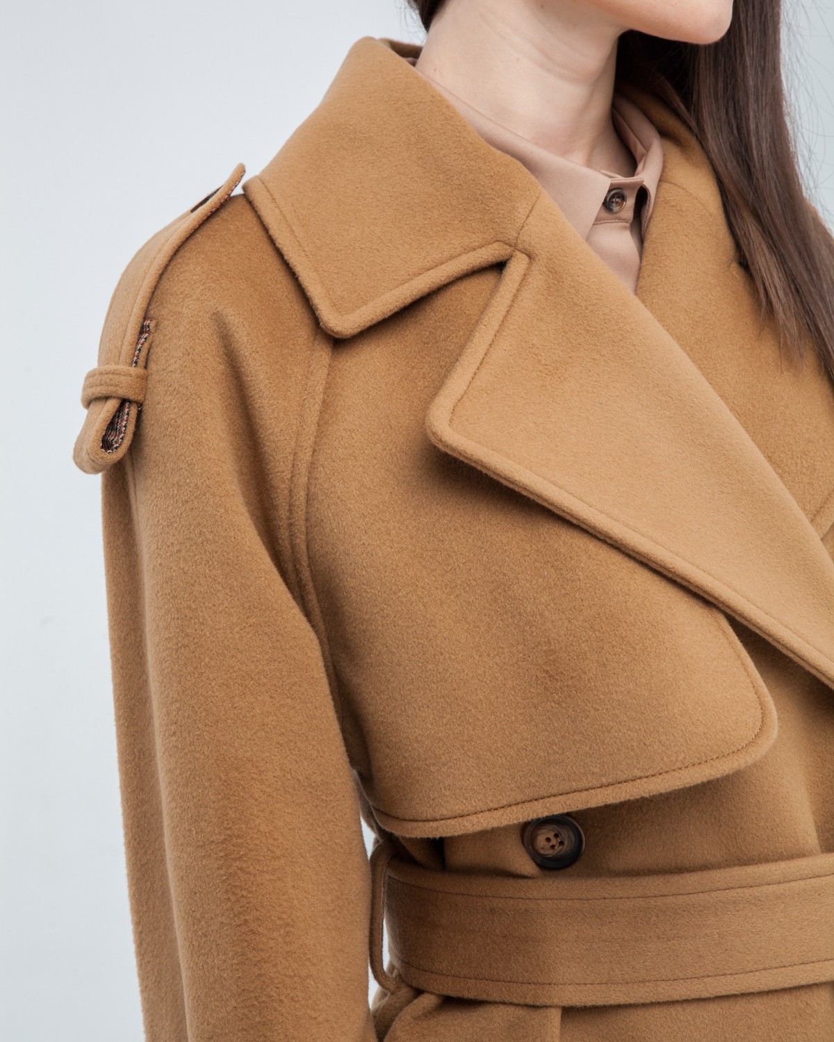 Двубортное пальто-тренч свободного кроя с застежкой на пуговицы. Дополнено поясом, пряжкой на манжетах и погонами в тон изделия. Модный силуэт oversize позволяет создавать дерзкие образы в стиле 80-х гг.

На модели размер XS