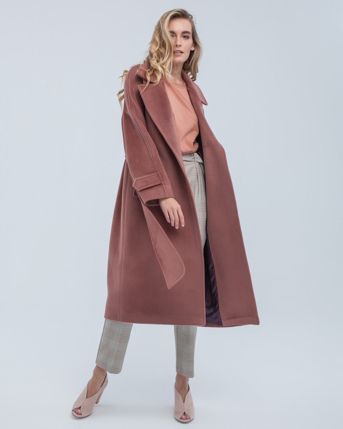 Пальто-халат Flora с рукавом реглан, цвет: пыльно-терракотовый Allweneed Пальто-халат длины миди с клапанами на карманах, рукавом реглан. Дополнено декоративными отстрочками и воротником-стойка с фигурным вырезом. Данная модель красиво подчеркивает женственные формы за счет пояса.
На модели размер XS