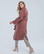 Пальто-халат Flora с рукавом реглан, цвет: пыльно-терракотовый Allweneed Пальто-халат длины миди с клапанами на карманах, рукавом реглан. Дополнено декоративными отстрочками и воротником-стойка с фигурным вырезом. Данная модель красиво подчеркивает женственные формы за счет пояса.
На модели размер XS