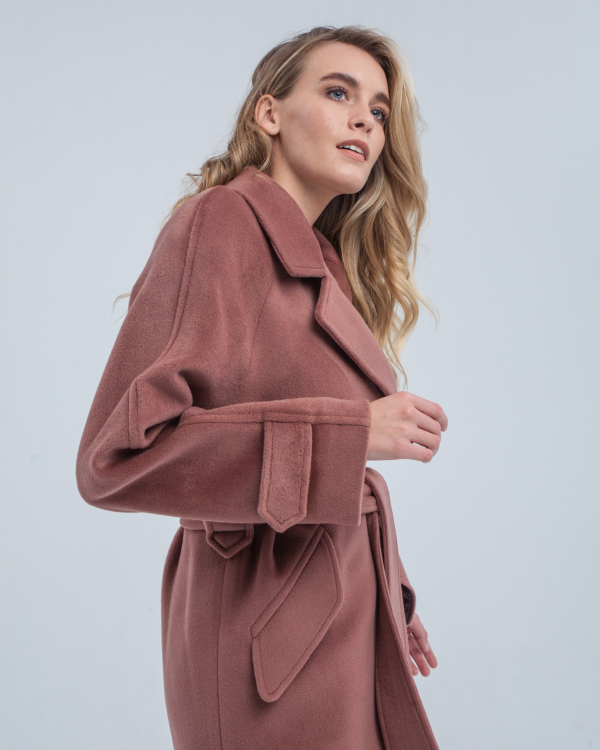 Пальто-халат Flora с рукавом реглан, цвет: пыльно-терракотовый Allweneed Пальто-халат длины миди с клапанами на карманах, рукавом реглан. Дополнено декоративными отстрочками и воротником-стойка с фигурным вырезом. Данная модель красиво подчеркивает женственные формы за счет пояса.
На модели размер XS