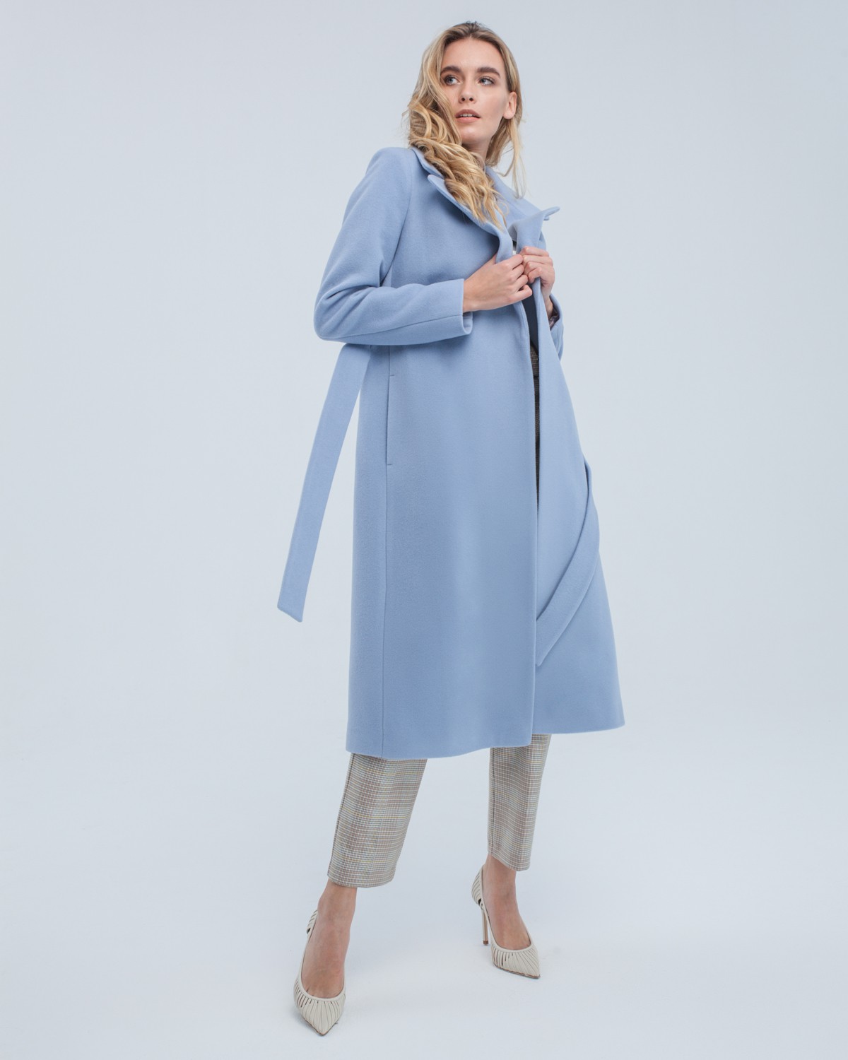 Пальто из плотной шерсти на подкладе. Модель прямого силуэта с английским воротником, классической линией плеча. Дополнено двумя вместительными втачными карманами и поясом из основного материала.
Женственный силуэт пальто и пояс, подчеркивающий талию, делает эту модель идеальным вариантом для любителей классики.

На модели размер XS