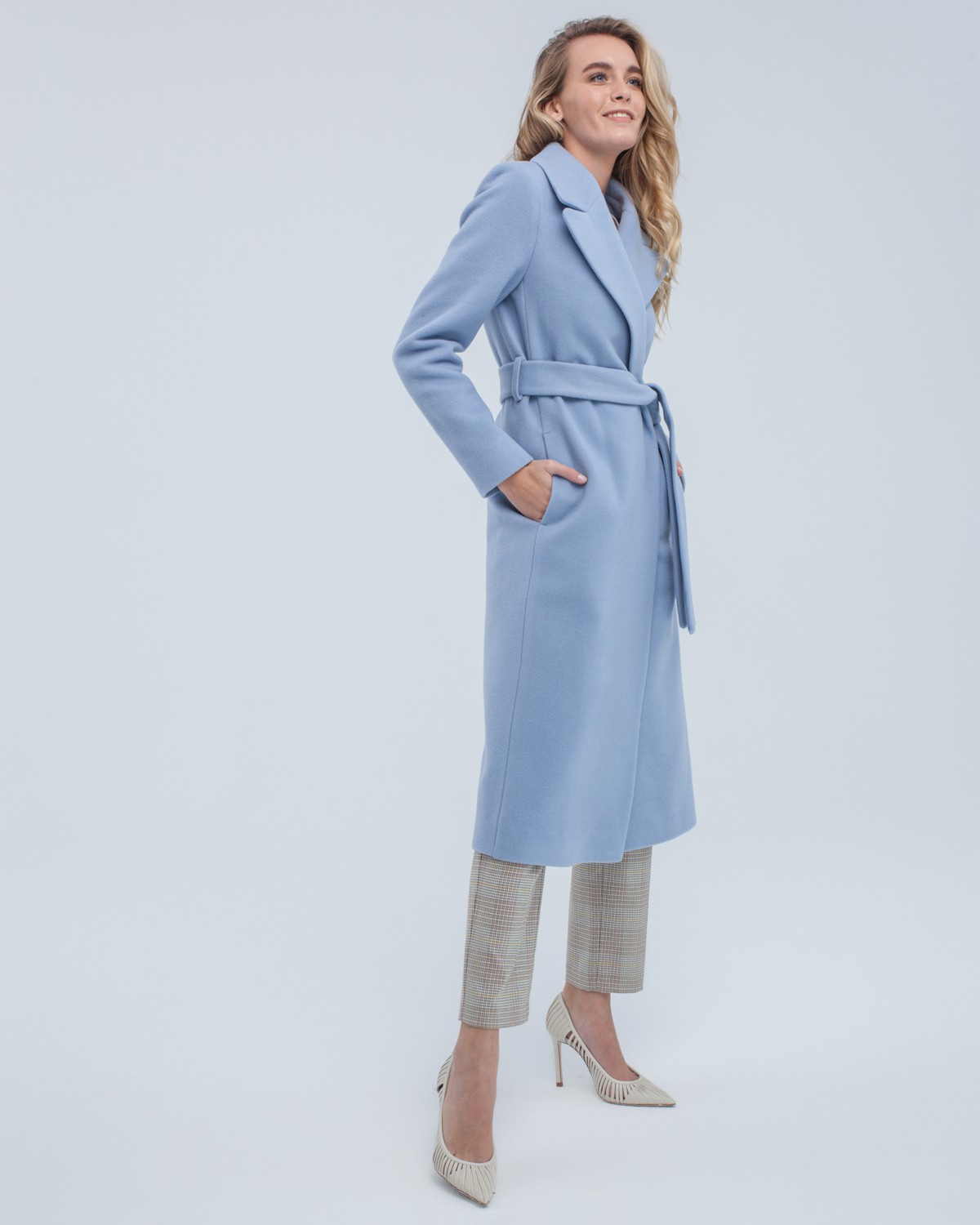 Пальто из плотной шерсти на подкладе. Модель прямого силуэта с английским воротником, классической линией плеча. Дополнено двумя вместительными втачными карманами и поясом из основного материала.
Женственный силуэт пальто и пояс, подчеркивающий талию, делает эту модель идеальным вариантом для любителей классики.

На модели размер XS