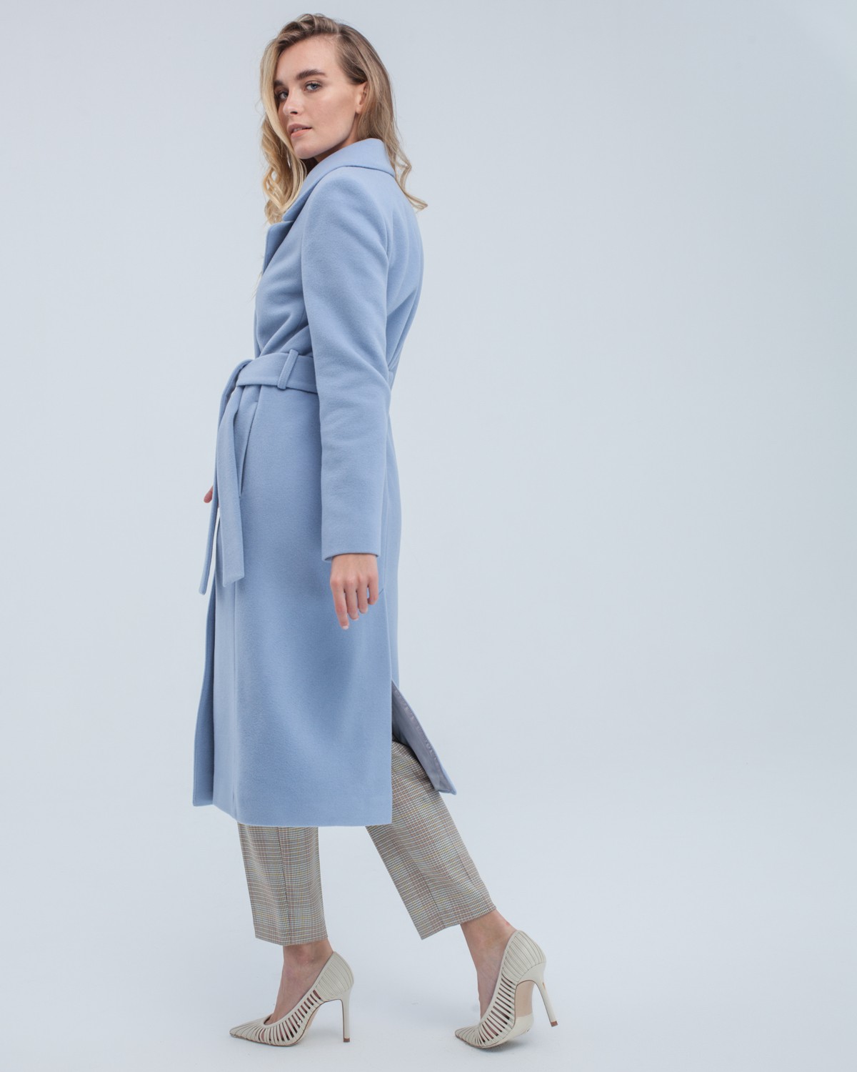 Пальто из плотной шерсти на подкладе. Модель прямого силуэта с английским воротником, классической линией плеча. Дополнено двумя вместительными втачными карманами и поясом из основного материала.
Женственный силуэт пальто и пояс, подчеркивающий талию, делает эту модель идеальным вариантом для любителей классики.

На модели размер XS