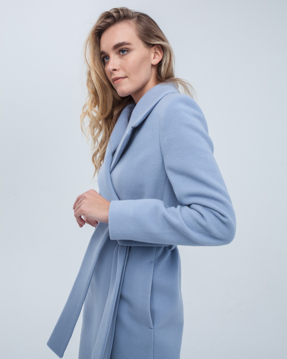 Пальто из плотной шерсти на подкладе. Модель прямого силуэта с английским воротником, классической линией плеча. Дополнено двумя вместительными втачными карманами и поясом из основного материала.
Женственный силуэт пальто и пояс, подчеркивающий талию, делает эту модель идеальным вариантом для любителей классики.

На модели размер XS