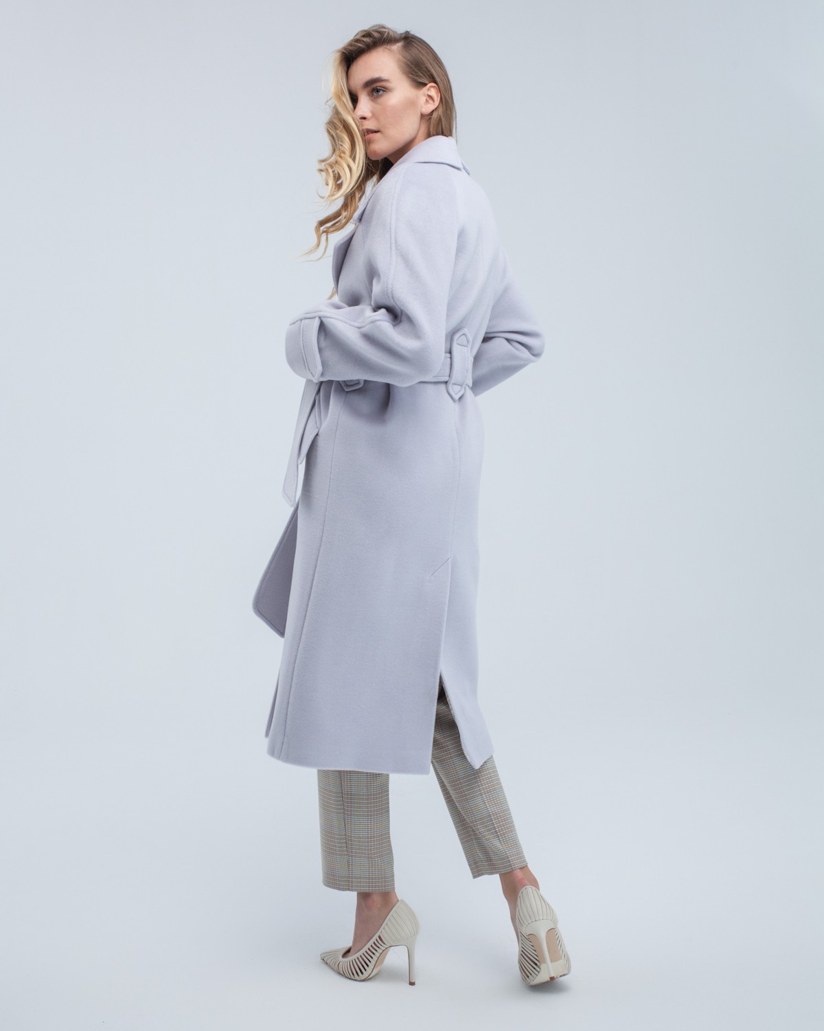 Пальто-халат длины миди с клапанами на карманах, рукавом реглан. Дополнено декоративными отстрочками и воротником-стойка с фигурным вырезом. Данная модель красиво подчеркивает женственные формы за счет пояса.

На модели размер XS