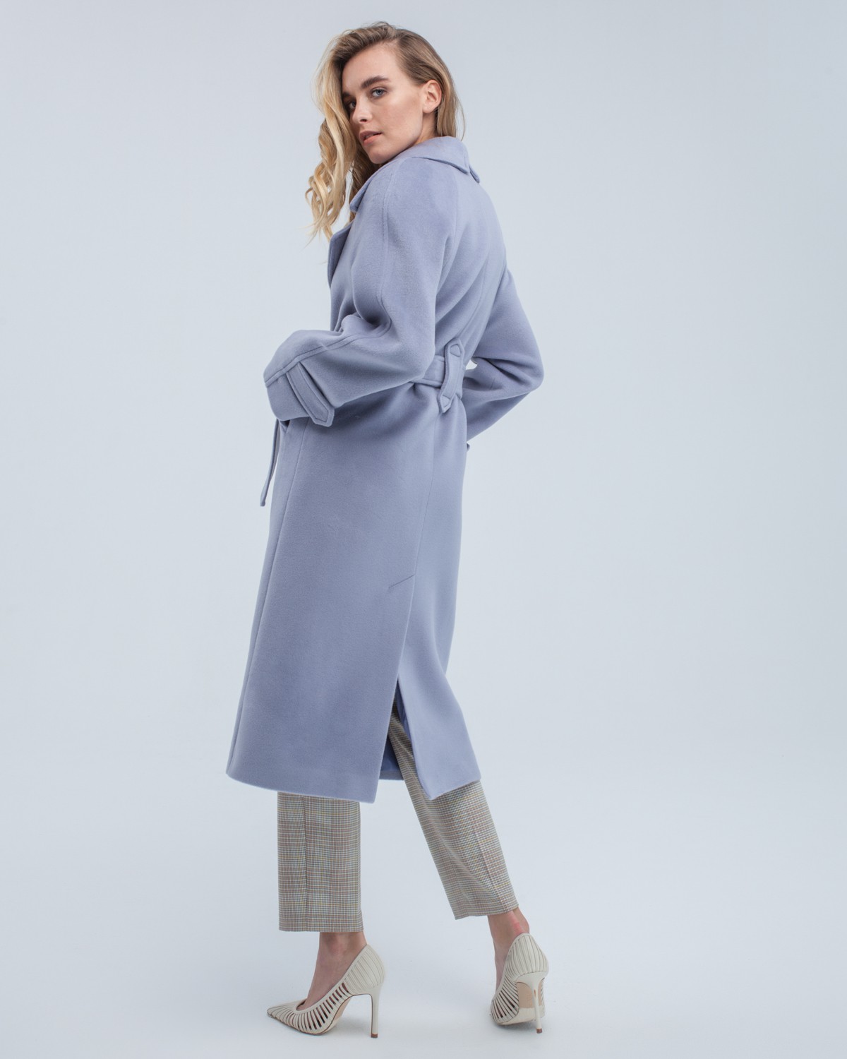 Пальто-халат длины миди с клапанами на карманах, рукавом реглан. Дополнено декоративными отстрочками и воротником-стойка с фигурным вырезом. Данная модель красиво подчеркивает женственные формы за счет пояса.

На модели размер XS