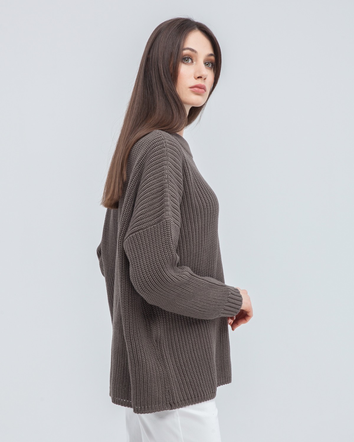 Хлопковый свитер крупной вязки с круглым вырезом. В нем удобно и уютно, его обладательница будет выглядеть как никогда женственно и изящно. Нежный хлопок дышит и позволяет поддерживать оптимальный температурный режим.