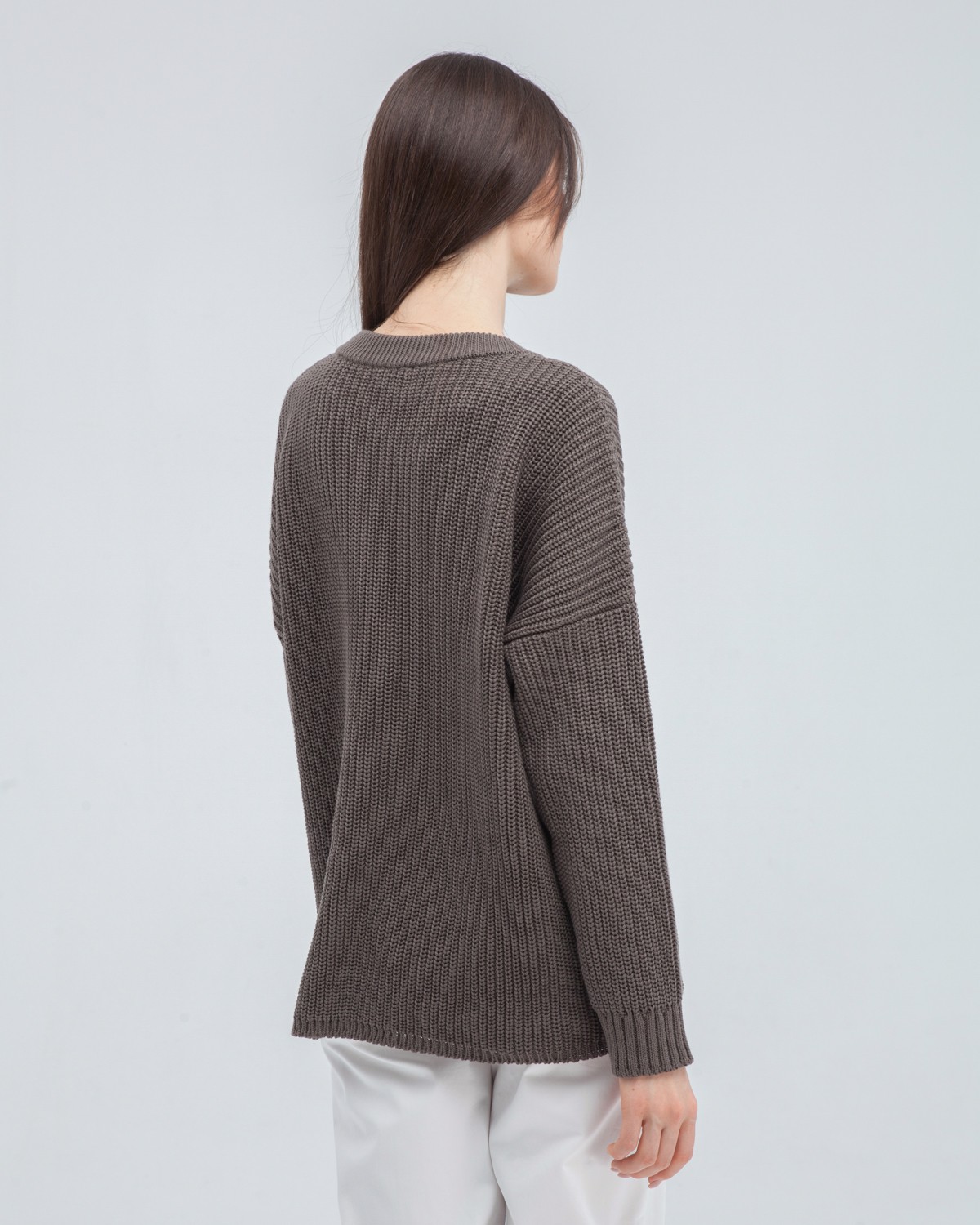 Хлопковый свитер крупной вязки с круглым вырезом. В нем удобно и уютно, его обладательница будет выглядеть как никогда женственно и изящно. Нежный хлопок дышит и позволяет поддерживать оптимальный температурный режим.