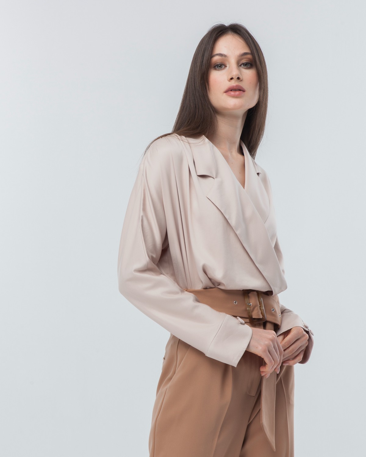 Объемная блуза с английским воротником и драпировкой на плечах из шелковистой вискозы. Сочетайте блузу с вещами с высокой посадкой для создания стильных деловых и вечерних образов.

На модели размер XS