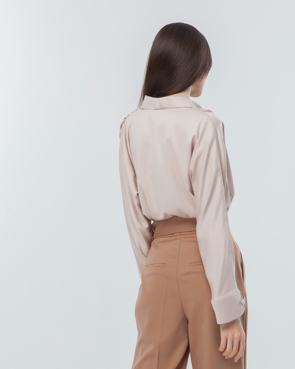 Объемная блуза с английским воротником и драпировкой на плечах из шелковистой вискозы. Сочетайте блузу с вещами с высокой посадкой для создания стильных деловых и вечерних образов.

На модели размер XS