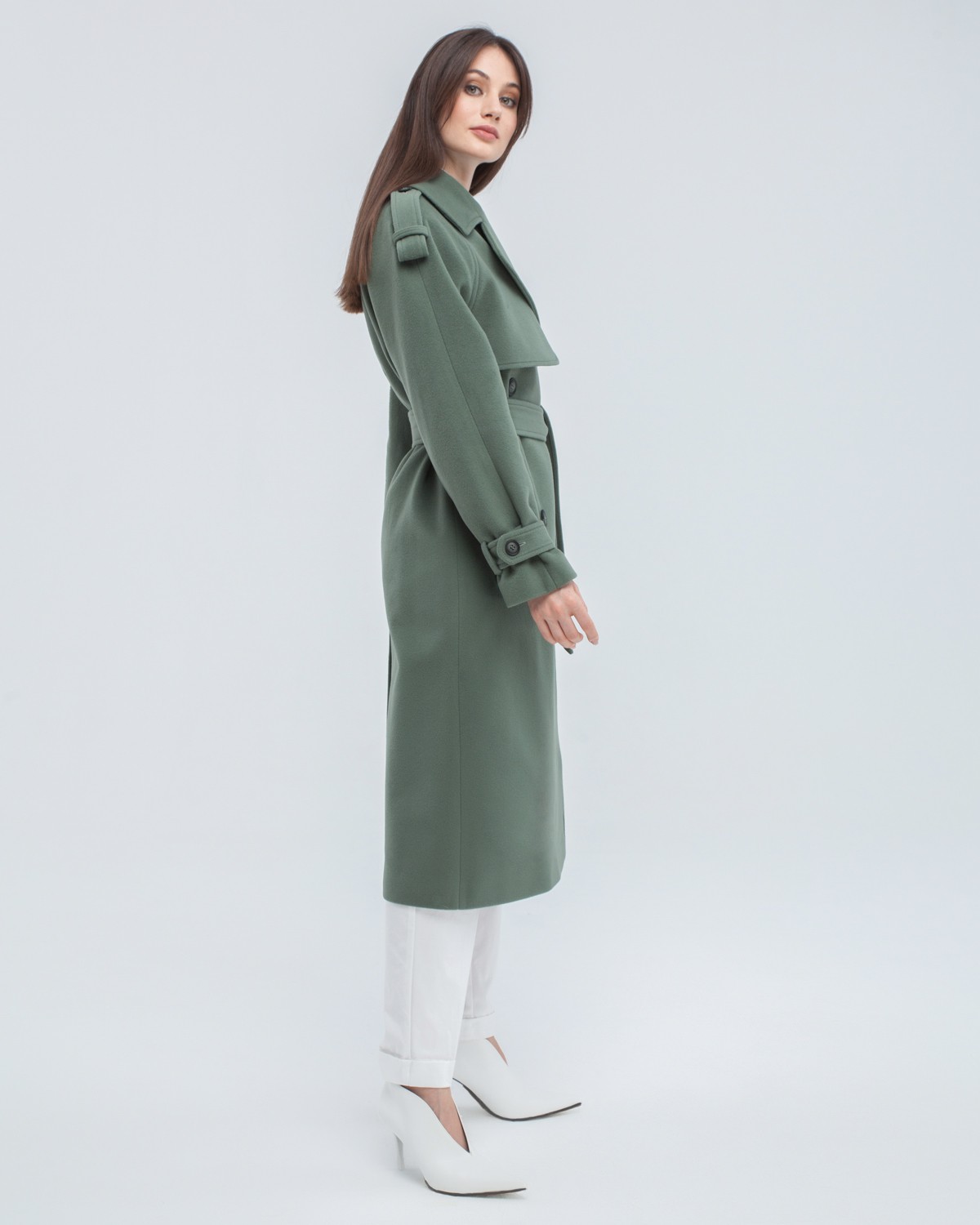 Двубортное пальто-тренч свободного кроя с застежкой на пуговицы. Дополнено поясом, пряжкой на манжетах и погонами в тон изделия. Модный силуэт oversize позволяет создавать дерзкие образы в стиле 80-х гг.

На модели размер XS