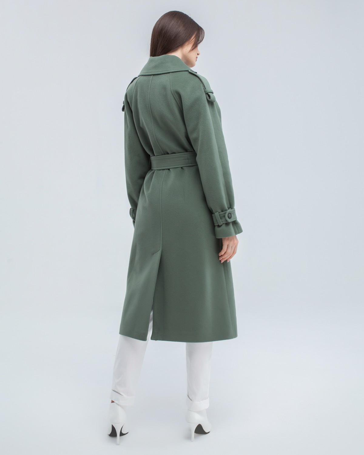 Двубортное пальто-тренч свободного кроя с застежкой на пуговицы. Дополнено поясом, пряжкой на манжетах и погонами в тон изделия. Модный силуэт oversize позволяет создавать дерзкие образы в стиле 80-х гг.

На модели размер XS