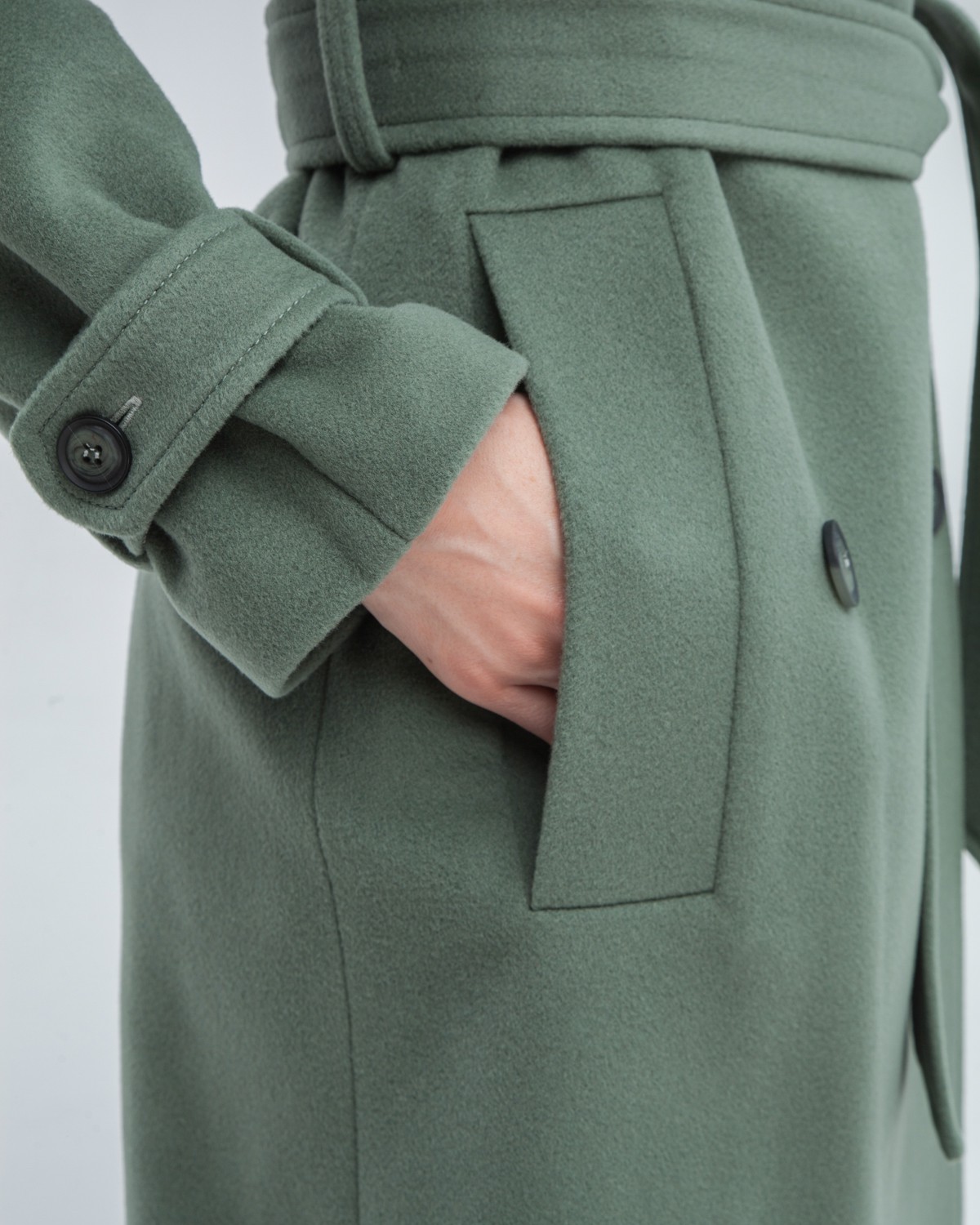 Двубортное пальто-тренч свободного кроя с застежкой на пуговицы. Дополнено поясом, пряжкой на манжетах и погонами в тон изделия. Модный силуэт oversize позволяет создавать дерзкие образы в стиле 80-х гг.

На модели размер XS