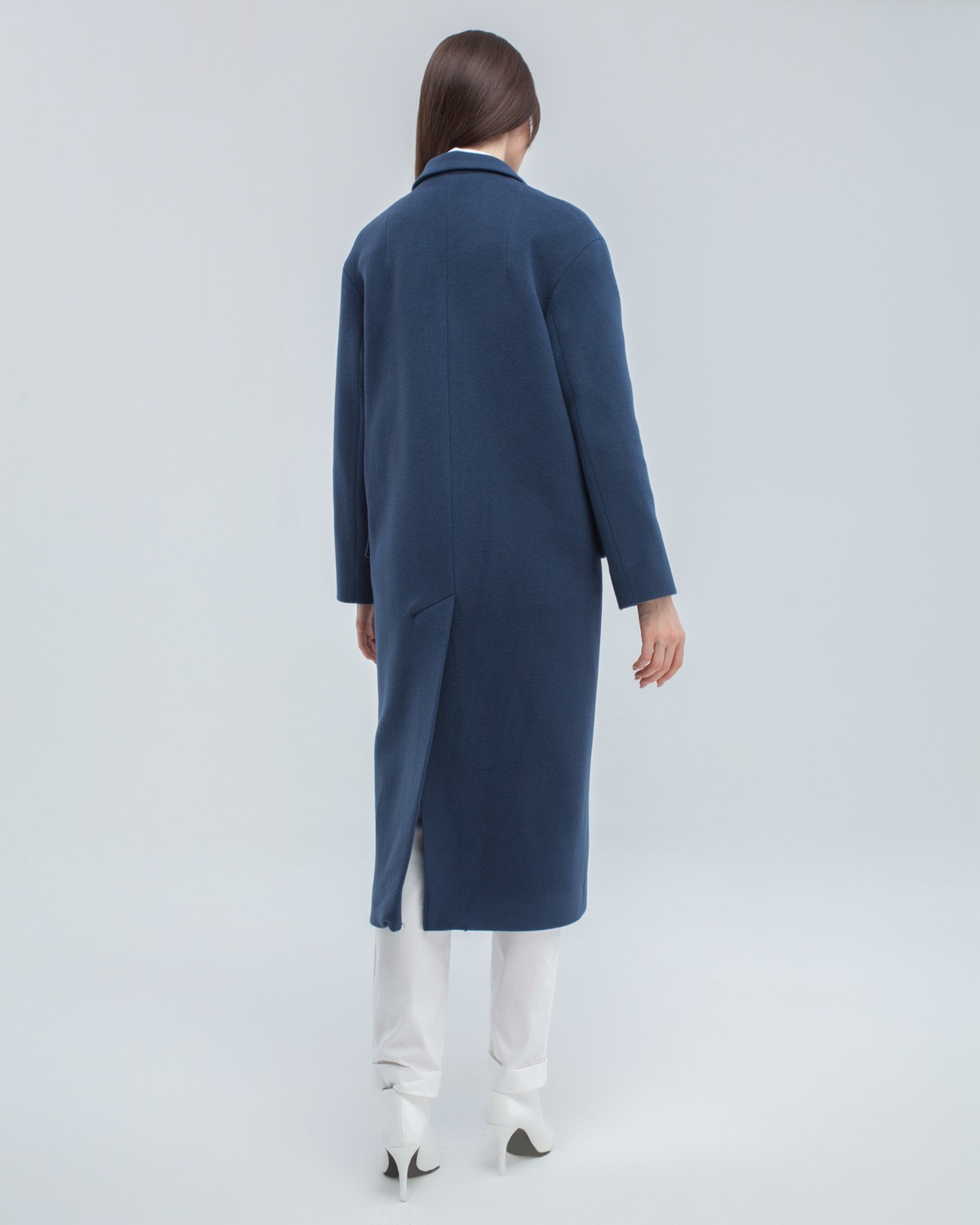 Пальто-кокон силуэта oversize из шерсти с кашемиром. Застегивается на две пуговицы и кнопку. Модель дополнена крупными клапанами на карманах и декоративной молнией. Oversize во всем - это про эту модель. Свободный объемный крой и интересные детали - ее главное преимущество.

На модели размер XS