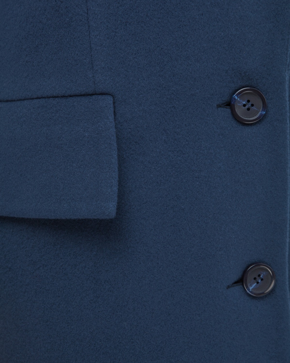 Пальто-кокон силуэта oversize из шерсти с кашемиром. Застегивается на две пуговицы и кнопку. Модель дополнена крупными клапанами на карманах и декоративной молнией. Oversize во всем - это про эту модель. Свободный объемный крой и интересные детали - ее главное преимущество.

На модели размер XS