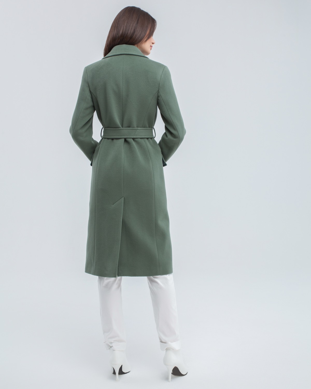 Пальто из плотной шерсти на подкладке. Модель прямого силуэта с английским воротником и классической линией плеча, застегивается на пуговицы, дополнено двумя вместительными карманами с клапаном и поясом в тон изделия. Модель средней длины хорошо смотрится как на миниатюрных, так и на высоких девушках.

На модели размер XS