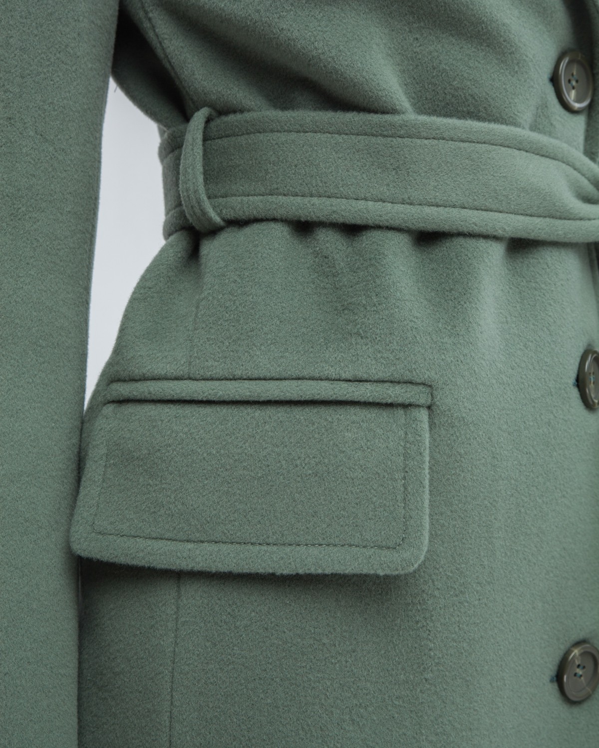 Пальто из плотной шерсти на подкладке. Модель прямого силуэта с английским воротником и классической линией плеча, застегивается на пуговицы, дополнено двумя вместительными карманами с клапаном и поясом в тон изделия. Модель средней длины хорошо смотрится как на миниатюрных, так и на высоких девушках.

На модели размер XS