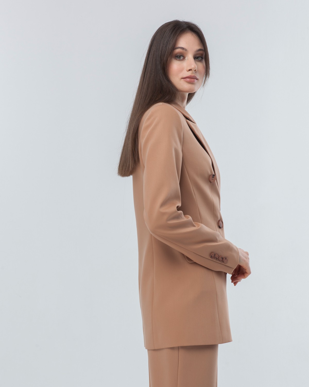 Слегка приталенный двубортный жакет из плотной мягкой вискозы послужит удачным дополнением не только к деловым нарядам, но и к повседневным образам. Незаменимый элемент базового гардероба, который легко сочетать с брюками, юбками, платьями и денимом.

На модели размер XS